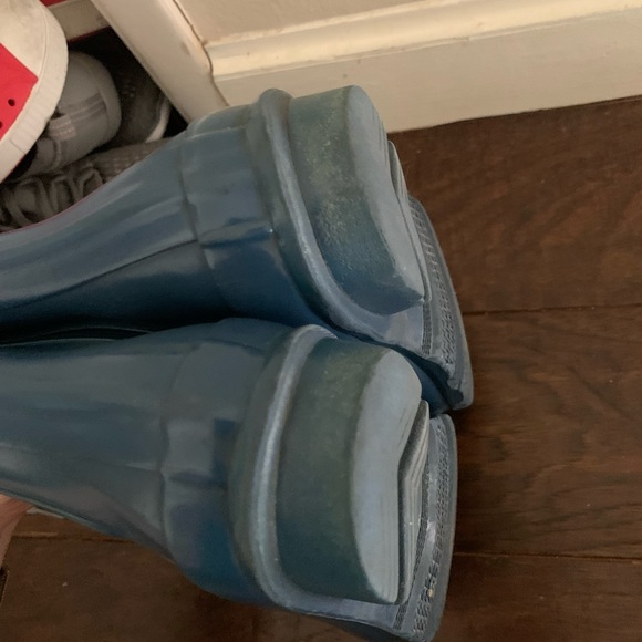 Blue Hunter ankle rain boots size 5 girl, 4 boy— more like 2-3 - Picture 12 of 13